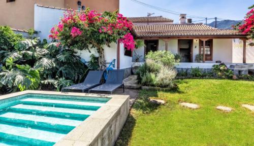 una casa con piscina y patio en El Bebedero by Huskalia - private pool, en Los Sauces