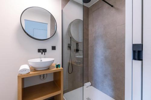 uma casa de banho com um lavatório e um espelho em Lady - Charming double room at ranch "De Blauwe Zaal" em Bruges