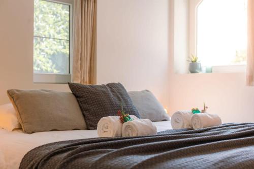 łóżko z trzema ręcznikami na górze w obiekcie Lady - Charming double room at ranch "De Blauwe Zaal" w Brugii