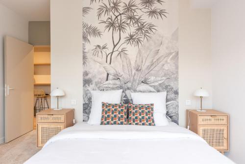 - une chambre avec un grand lit et une fresque murale dans l'établissement Fantastic Family Apartment - 20min from city center, au Kremlin-Bicêtre