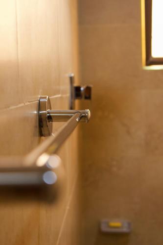盧薩卡的住宿－Milestone Hotels，把带把手的浴室门关起来
