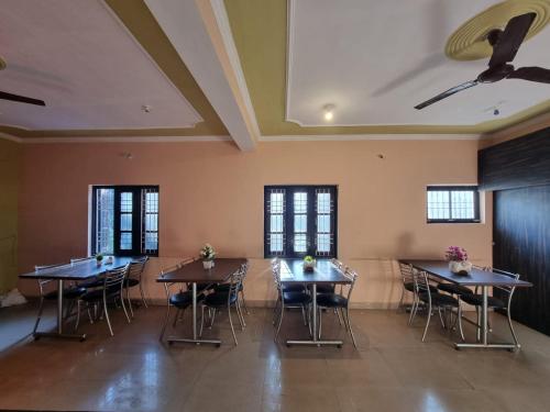 uma grande sala com mesas e cadeiras em Hotel Stay Well em Banikhet