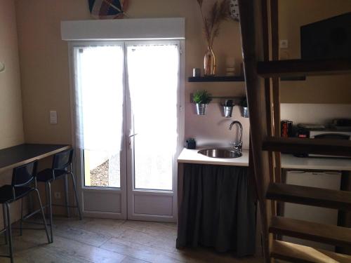 Η κουζίνα ή μικρή κουζίνα στο Chambre d'hôtes Le Cocon