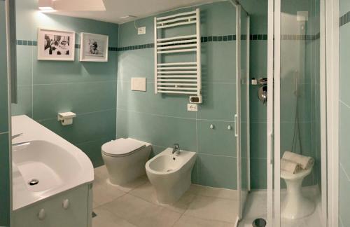 Bathroom sa Seafront Apartments D'Olivo al Mare