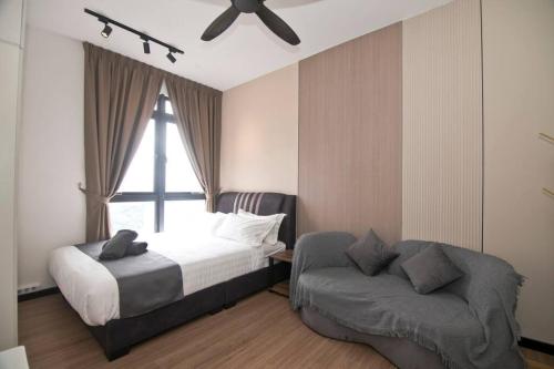 een slaapkamer met een bed, een bank en een raam bij NeuSuites Two Bedroom in Kuala Lumpur