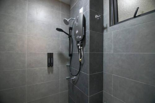 een douche met een douchekop in de badkamer bij NeuSuites Two Bedroom in Kuala Lumpur