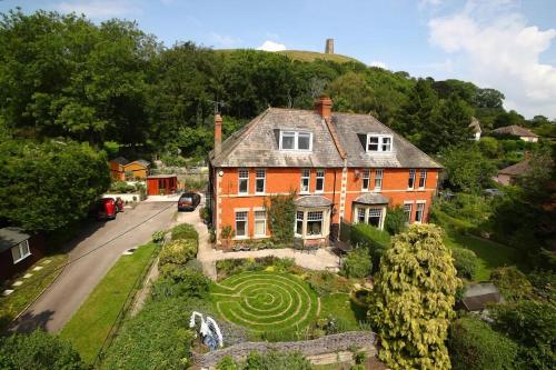 una vista aérea de una casa con jardín en Phoenix Rise Retreat, en Glastonbury