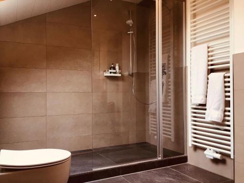 La salle de bains est pourvue d'une douche et de toilettes. dans l'établissement Ferienwohnung Tanneberger, à Oberstdorf