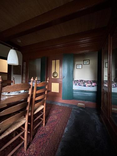 a room with a woodenasteryasteryasteryasteryasteryasteryasteryasteryasteryasteryastery at De Middelste Dam in Mildam