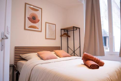 une chambre avec deux lits et une fenêtre dans l'établissement Studio Paisible 2pers wifi gare, à Saint-Quentin