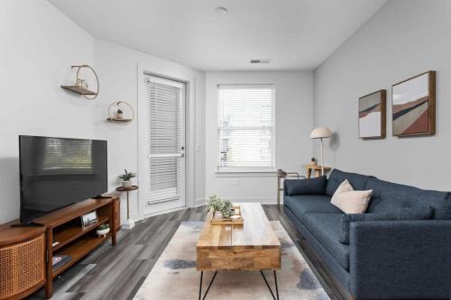 Televiisor ja/või meelelahutuskeskus majutusasutuses CozySuites Spacious 1BR Near Whole Foods