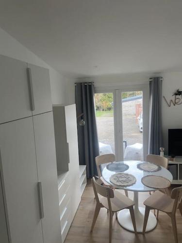 une salle à manger avec une table et des chaises dans une pièce dans l'établissement Maisonnette La petite Jeanne, à Boves