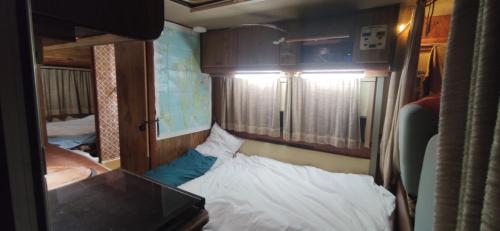 Mały pokój z łóżkiem i biurkiem oraz pokój z łóżkiem podwójnym w obiekcie Van with 3 double bed, nice and quite place, to 500m beatufill beach w Adeje