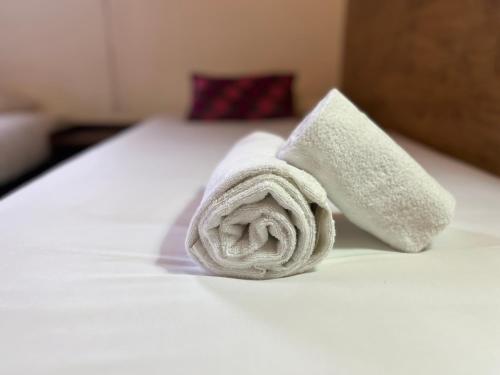 - une serviette assise au-dessus du lit dans l'établissement Villa Liberté Verdun IGR Paul Brousse, à Villejuif