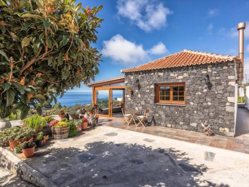 una casa in pietra con vista sull'oceano di Casa Pedrito - Cozy House, dreamy Terrace & Sea views a Los Llanos de Aridane