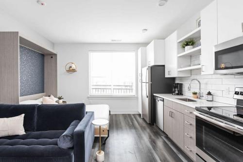 Køkken eller tekøkken på Modern CozySuites Studio Apartment
