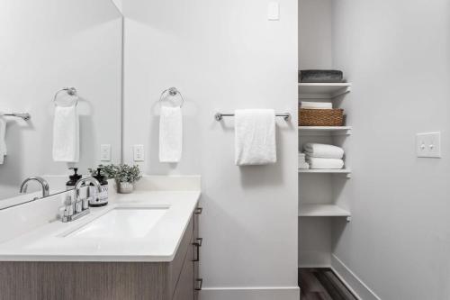 印第安納波利斯的住宿－Modern CozySuites Studio Apartment，白色的浴室设有水槽和镜子