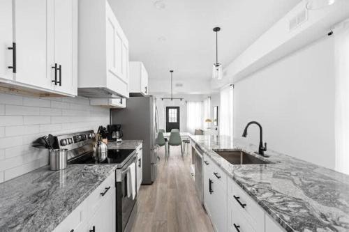 印第安納波利斯的住宿－TWO CozySuites 3BR - Arsenal Heights, Indy，厨房配有白色橱柜和大理石台面