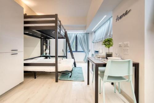 1 dormitorio con escritorio y litera en Apartment Suzzani 273 - Interno A2, en Milán