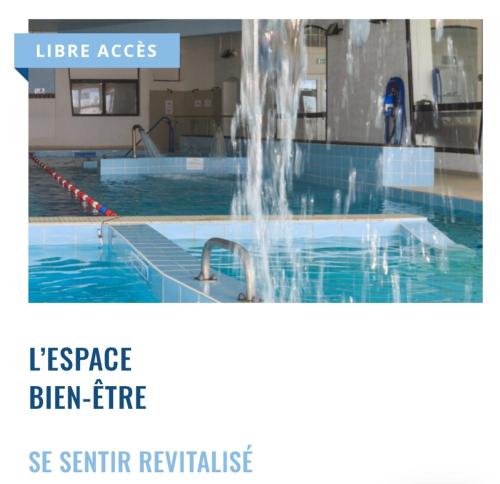 - une piscine avec une fontaine dans l'établissement Appartement calme à deux pas de la mer, à Saintes-Maries-de-la-Mer
