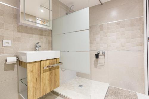 uma casa de banho com um lavatório e um chuveiro em Charmant T1 Mezzanine Neuf Clim 06 - Centre ville em Montpellier