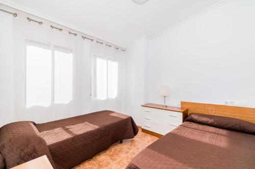 トレビエハにあるALEGRIA ID39のベッドルーム1室(ベッド2台、ドレッサー、窓付)