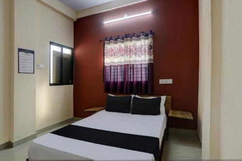 1 dormitorio con 2 camas y ventana en OYO 8195 The Hotel Lotus Inn en Nagpur