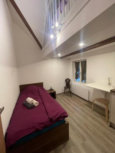 Hotel Krone في فيسين: غرفة نوم فيها سرير ومكتب