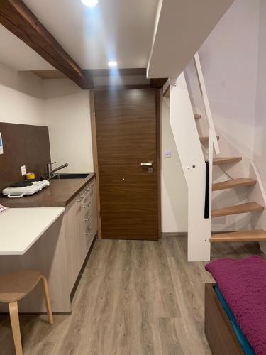 eine Küche mit einer Holztür und einer Treppe in der Unterkunft Hotel Krone in Wassen