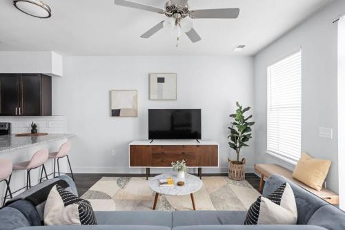 Et tv og/eller underholdning på CozySuites Nora 2BR next to Whole Foods