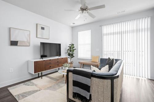 Et tv og/eller underholdning på CozySuites Nora 2BR next to Whole Foods