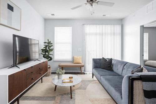 Televiisor ja/või meelelahutuskeskus majutusasutuses CozySuites 2BR Modern Apt near the Fashion Mall