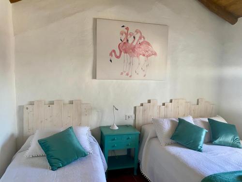1 Schlafzimmer mit 2 Betten und einem blauen Tisch in der Unterkunft Casa Juan Harina in Setenil de las Bodegas