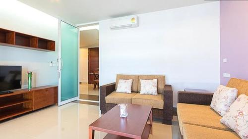 sala de estar con sofá y mesa de centro en Lasalle Park Serviced Apartment at Lasalle 75 en Bangna