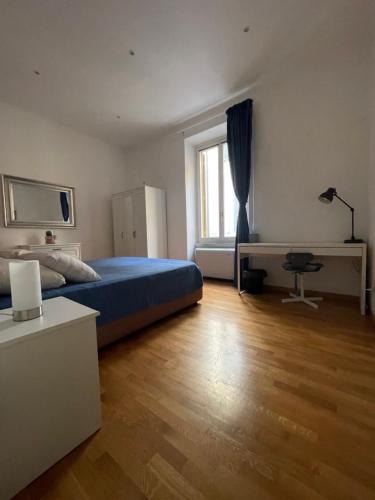 une chambre avec un lit, un bureau et une fenêtre dans l'établissement La Stamperia, à Rome