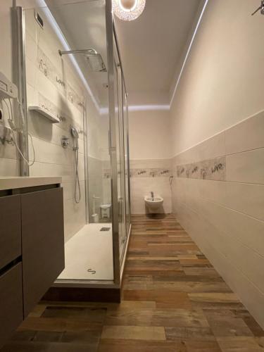 La salle de bains est pourvue d'une douche et de toilettes. dans l'établissement La Stamperia, à Rome