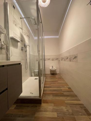 une salle de bain avec douche et toilettes dans l'établissement La Stamperia, à Rome