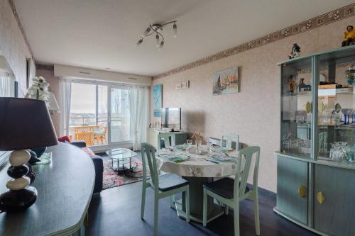 - une salle à manger avec une table et des chaises dans l'établissement L'Abri du Cap Horn - Proche plage pour 4, à Courseulles-sur-Mer