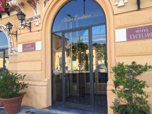 una tienda frente con una gran puerta de cristal en Hotel Excelsior en Cosenza