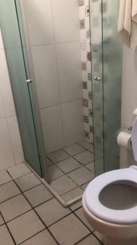 łazienka z prysznicem i toaletą w obiekcie Dreams w mieście Natal