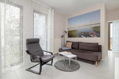 Et sittehjørne på Apartment MiAMar in Rogowo with Furnished Terrace and Parking by Renters