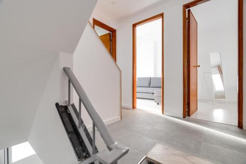 uma escada numa casa com uma sala de estar em Hopstays - Almada Getaway em Almada