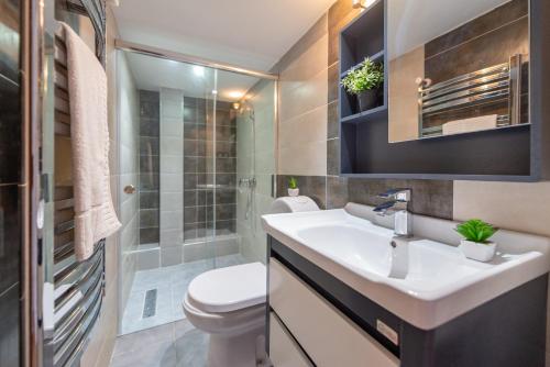 a bathroom with a sink and a toilet and a shower at Majestueuse Résidence à Hydra in Hydra