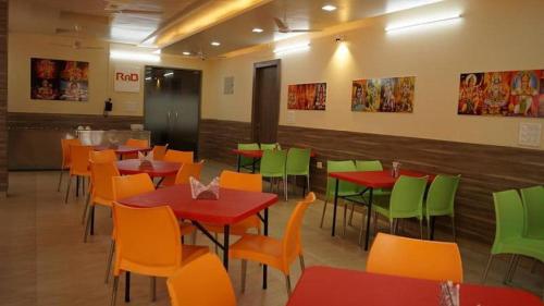 a restaurant with red and green tables and chairs at SALASAR Shanti Niketan in Sīkar