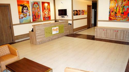 a lobby of a hospital with a waiting room at SALASAR Shanti Niketan in Sīkar