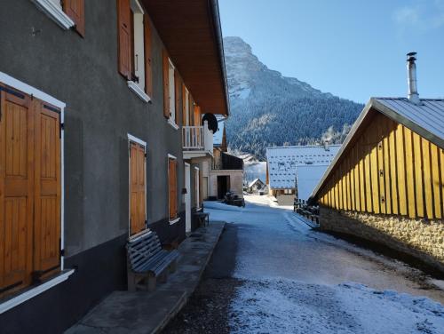una strada in una città con edifici e una montagna di les Seilles de Clovis a Entremont-le-Vieux