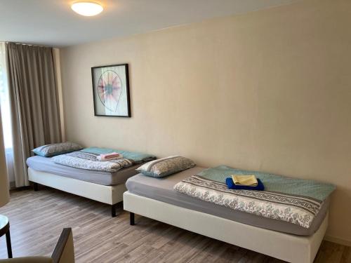 2 Einzelbetten in einem Zimmer mit einem Tisch in der Unterkunft Schulungszentrum Töplitz in Leest