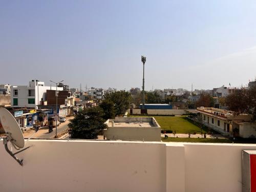 uitzicht op de stad vanaf het dak van een gebouw bij The City Guesthouse in Jaipur