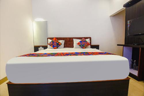 1 dormitorio con 1 cama grande en una habitación en FabHotel Prime WS Beach Resort, en Goa