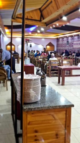 Un restaurante u otro lugar para comer en Bubble RumCamp